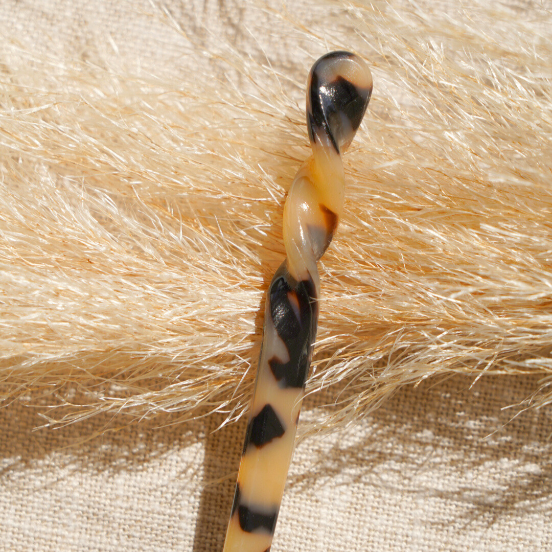 Pic à chignon Leo brun – Image 2